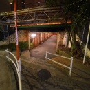 夜散歩のススメ5343「道路曲がりと前階段空間の港町架道橋」