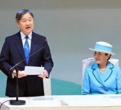 天皇夫妻　「第44回全国豊かな海づくり大会」の式典に出席