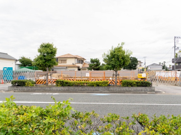 府道133号線ぞい鮎川にモスフードサービスによる店舗ができるみたい