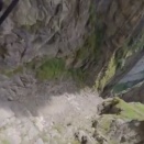 命知らずにも程がある。狭い峡谷をパラグライダーでアクロバット低空飛行