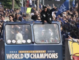 【画像】ドジャース、パレード始まるｗｗｗｗｗｗｗｗｗｗｗｗｗｗ