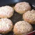 揚げ焼きにしたメンチカツ