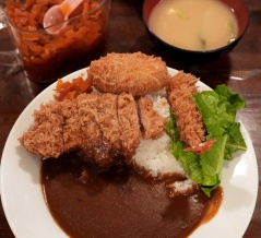 晩ごはんに【かつ新】でカツカレーからの【MOMENT COFFEE】。今月の『muto』は旧車バイクのお話。