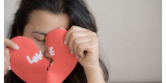 彼氏が親友(女)の相談にのったり記念日のデートにまでその親友を連れてきてすごく嫌。そのストレスが祟って私が神経系の病気になり…