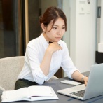  後輩女「終電、行っちゃいましたね...」ワイ「...今日うち、泊まる？」後輩女「！...は、はいっ///」…結果ｗ