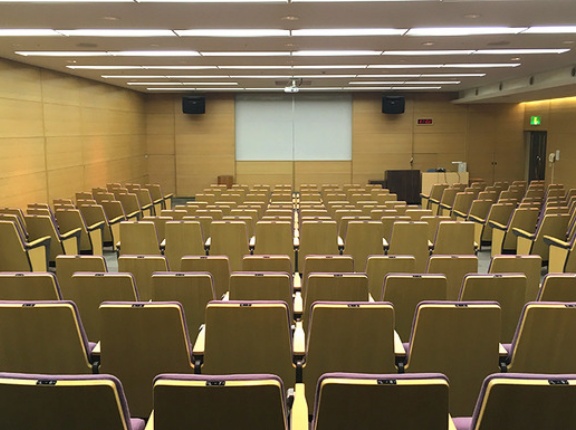 キッズだけじゃない！沼津市立図書館の4階が映画館になる3日間。今年も「夏の上映会」やるってよ。