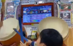 太鼓の達人をプレイ中に、子供に乱入されてパーフェクト失敗する動画が話題に・・・これを見ても「子供のすることだから・・・」で済ませられる？
