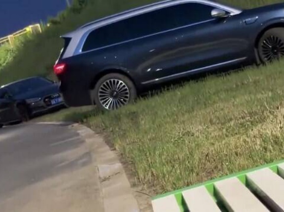 【悲報】中国ファーウェイのSUV、何の変哲もない道路脇の芝生でタイヤが空転して抜け出せなくなってしまうｗｗｗｗｗｗｗｗｗ