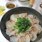 かぶ×豚肉で簡単フライパン重ね蒸し！梅しそポン酢でさっぱりヘルシー！