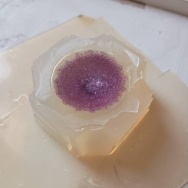 猫も更年期あるのかしら？と、紫色の宝石レジンつくりました。