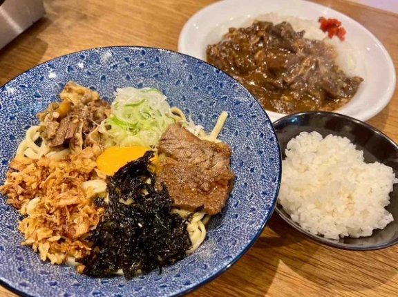 西区大学南にオープンした『牛脂そば 八式（はちしき）』で『牛脂そば』『牛タンカレー』食べてみた。