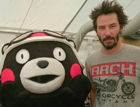 キアヌ・リーブス、くまモンとツーショットでご満悦