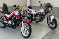 【山梨】改造マフラーに３段シート　オートバイで信号無視など危険走行　２９歳男２人逮捕