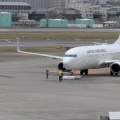 航空会社のラウンジで滑走路を眺める