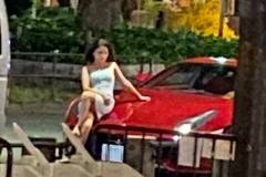 「信じられない」フェラーリに女性腰かけ無断撮影　F1観戦の外国人旅行者？