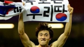 竹島の韓国領有を主張するメッセージを掲げた朴鍾佑に代表戦２試合の出場停止と約31万円の罰金処分