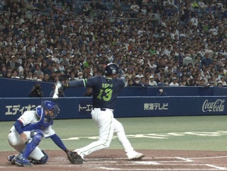 オスナまたかよ…　振り回したバットが石伊の頭部に