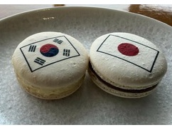 パヨ「日の丸を描いたマカロン食べたら国旗毀損罪」