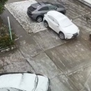 【海外の反応】シアトルの凍結した坂道で車が次々滑り落ちる動画が話題に　「4WDでも氷には無力」「ブレーキの意味がない」