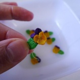 『装飾系料理男子の*nob*こと3Re＋nがレース針とレース糸での編み物～★耐光耐水性顔料で染色したパーツを編み合わせたビオラの編み目を浸水させて引き締めてオリジナルミックスの糊で糊づ』の画像