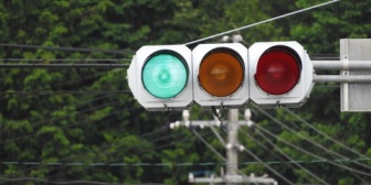 道のど真ん中にクラクション鳴らしてもどかない車が。窓開けて「さっさと横行けや！通れるやろ！！」と怒鳴っていて…