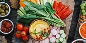 食べ物の好き嫌いが多いのに、誘わないと怒る友人。一緒にいても不満ばかりで…面倒くさい
