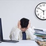 月の労働時間200超えてるけど普通なのか…？