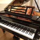 今は多くのピアノが中国で委託生産されています