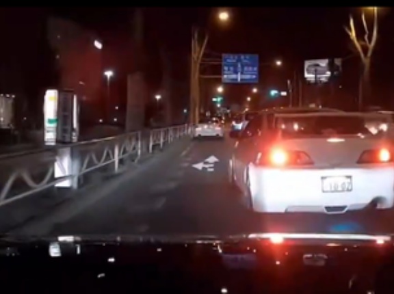 【悲報】国道20号でイキり散らしたホンダ車さん、パトカーの神フレームインで詰む