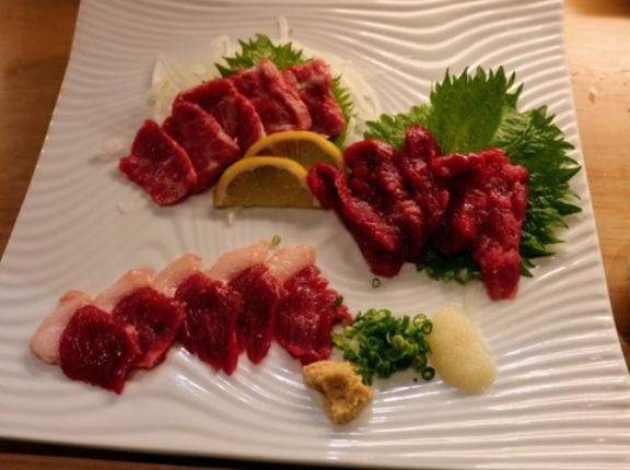 馬刺し、牛刺し「え？魚類の刺身より高いけどだいじょぶそ？？？」?こいつら