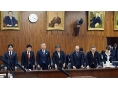 朝日新聞「日の丸付きのゴルフボールが池ポチャしたら国旗損壊罪」