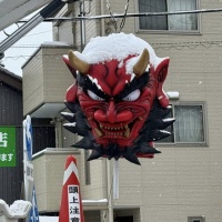 雪の中、玉性院「節分つり込み祭り」の片付け作業