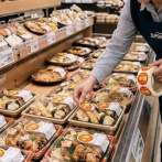 【朗報】半額弁当ハンターワイ、恥を完全に捨てる