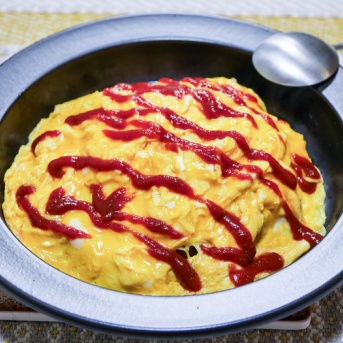 しっとりタイプの熱々シンプルオムライス&「ドリア風ピラフ」