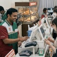 なぜコンビニは外国人店員だらけになったのか？ 元セブン社員「新商品やサービスが加わるたびに覚えることが増えて日本人が集まらなくなった」