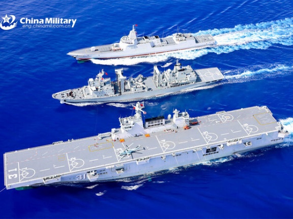 中国海軍揚陸艦隊に所属する075型強襲揚陸艦「海南」と055型ミサイル駆逐艦「延安」が洋上航行訓練！