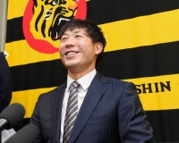 阪神石崎は500万増の1800万円で更改