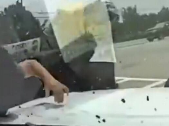 【動画】ピックアップトラック同士が衝突し子供が車外に投げ出される→どう見てもつぶされそうな位置なのに奇跡的にかすり傷