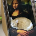 モナ・リザに抱かれる猫。