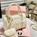 Miu Miuブランドの白いキルティングハンドバッグ