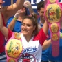 NYホットドッグ早食い大会、須藤美貴さんが10回目の優勝！10分間で食べた数はなんとｗｗｗｗｗ
