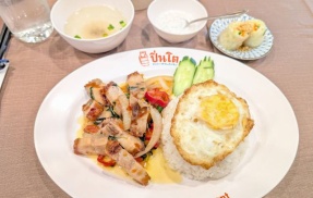 タイ料理新店「ピントー」（浅草橋）で皮つき豚肉の「ガパオムーコップ」