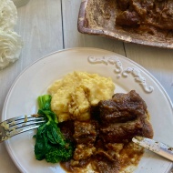 バルサミコで煮るから驚くほど柔らかい！スペアリブのストゥファート