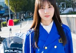 【画像】白バイコスプレの小坂菜緒さん、ガチで可愛すぎるwwwwwww