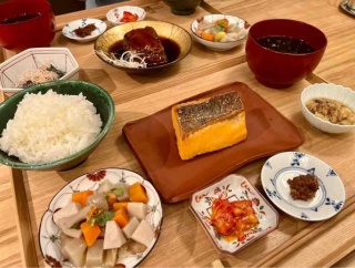 中央区古町通8番町にオープンした『越後たくぞう』で『熟成焼き鮭定食』『朝日豚の角煮定食』食べてみた。