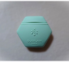 高級なハンドクリームで癒される。