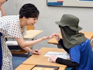 佳子さま　横浜訓盲学院をご訪問