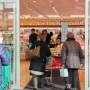 秋田のクマが立てこもったスーパー、営業再開！買い物客続々！「早期再開、ありがたい」