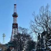 雪まつりの雪像と札幌市時計台