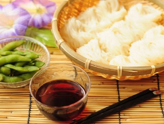 義父母・義祖母は皆いい人達なんだけど、食事の基準が違い過ぎて困る。そうめんを山のように茹で、食後はスイカを2つ分くらい切り、さらに夕食は・・・